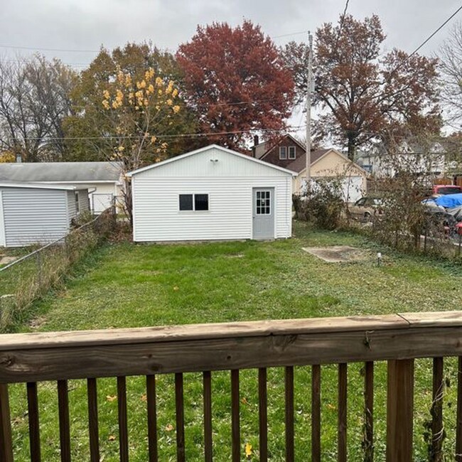 Building Photo - 2 Bedroom 1 Bathroom Home