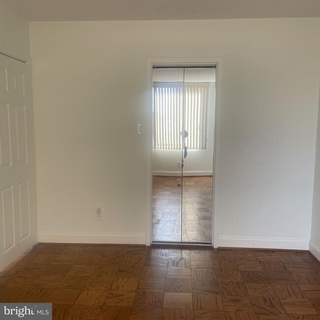 Foto del edificio - 5225 Pooks Hill Rd