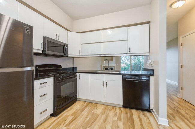 Building Photo - 533 Woodhaven Dr