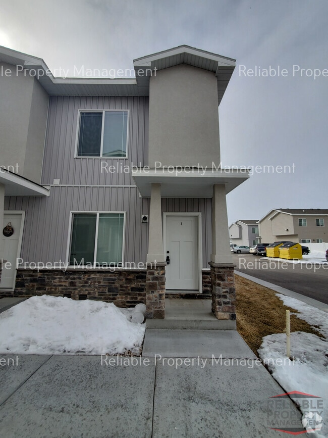 Building Photo - 656 Saturn Ave