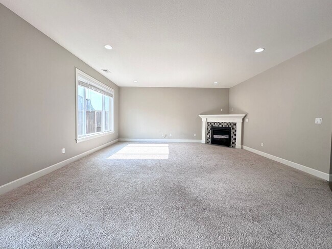 Foto del edificio - Stunning Modern 5 Bed 3 Bath Home in North...