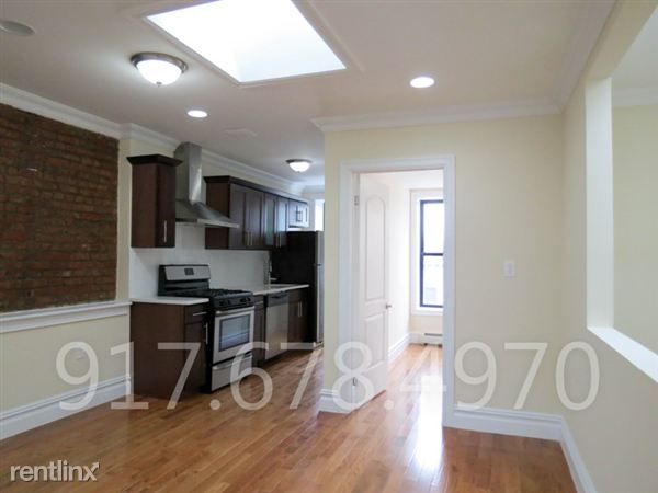 Building Photo - 553 Putnam Ave