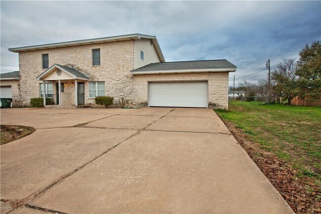 Building Photo - 15601 Hebbe Ln