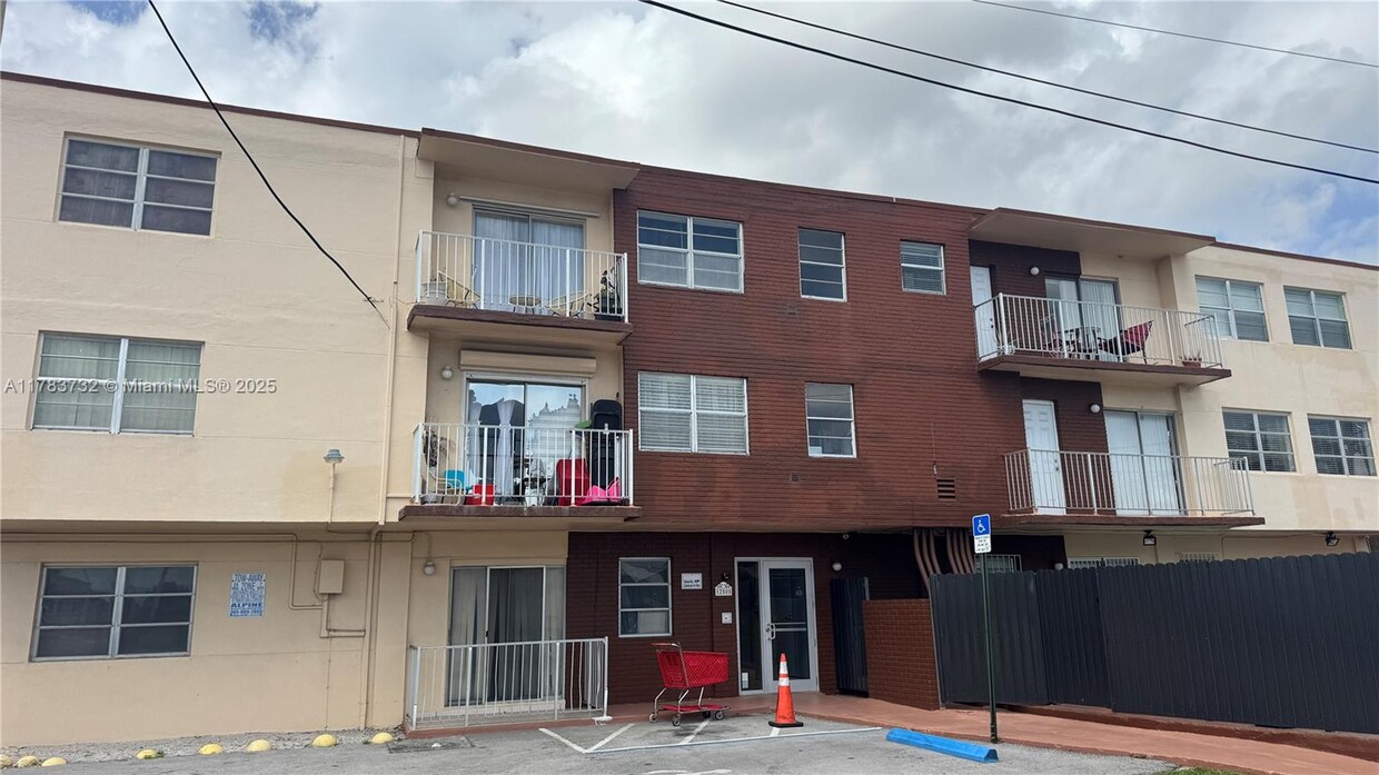 Foto principal - 12500 NE 5th Ave