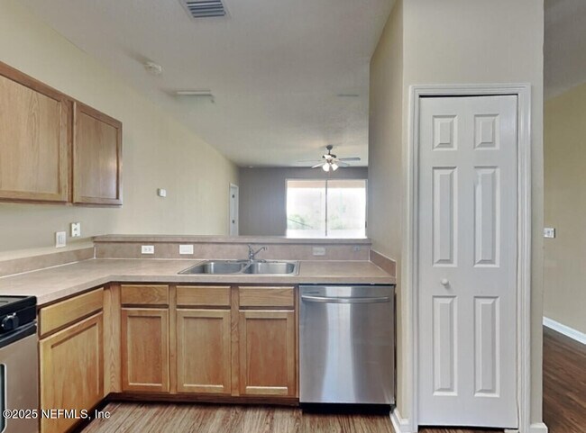 Building Photo - 2467 Eisner Dr