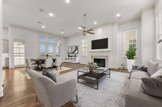 Building Photo - 2202 Lakeshore Edge Dr
