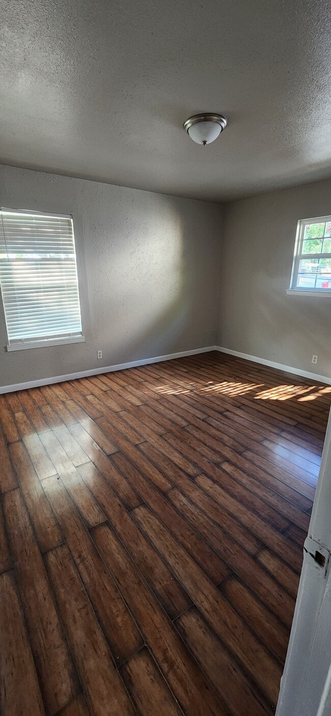 Foto del edificio - 5946 Midcrown Dr