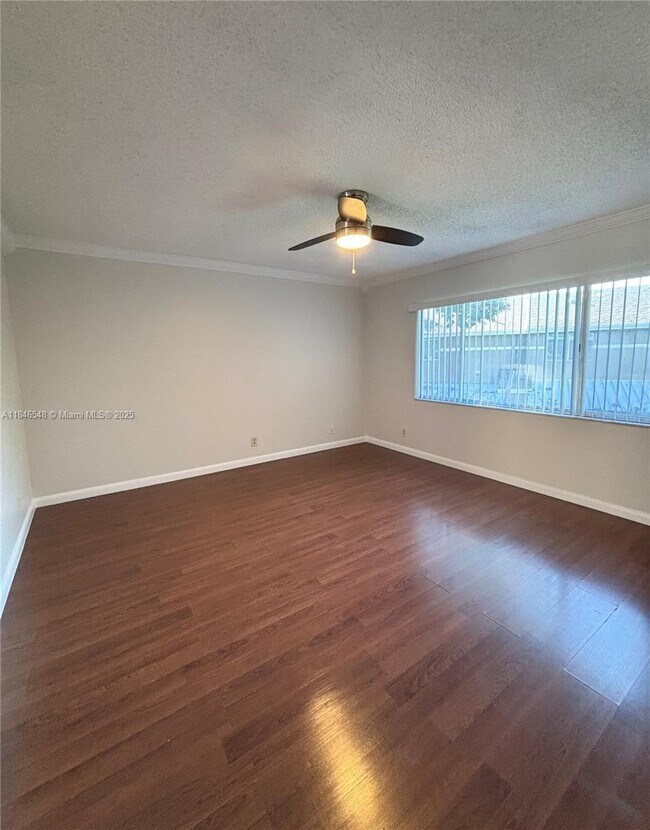 Foto del edificio - 1399 Sussex Dr