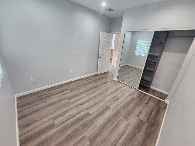 Foto del edificio - 15524 Tupper St