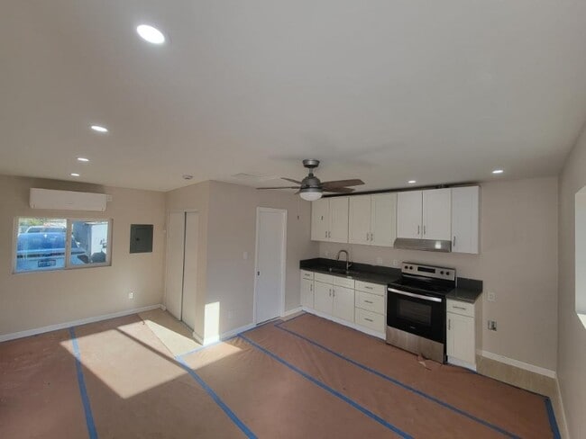 Building Photo - 934 Cedar St