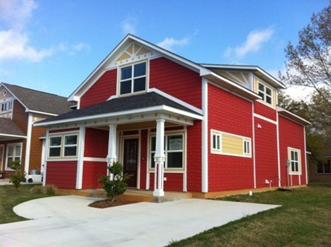 Primary Photo - 3 Bedroom 2 Bath Cottage Style Home with L...