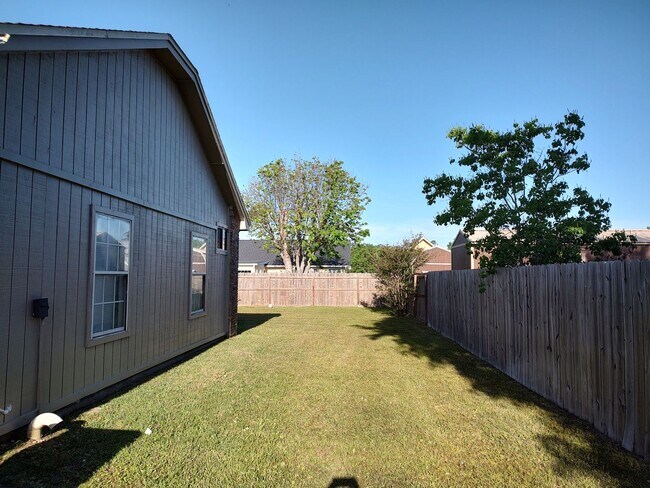 Foto del edificio - Spacious Home Conveniently Located in a Quiet Neighborhood!