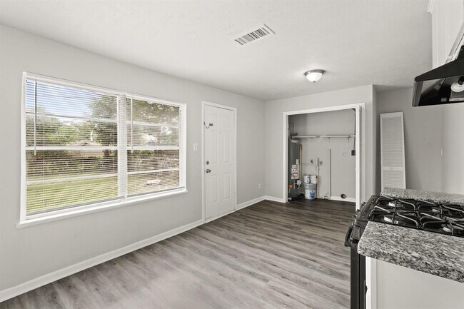 Foto del edificio - 6314 Crestville St