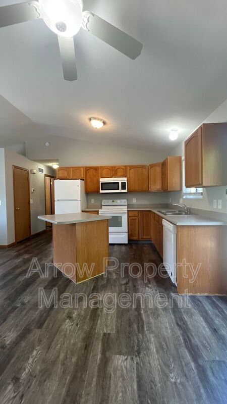Foto del edificio - 250 W Irving St
