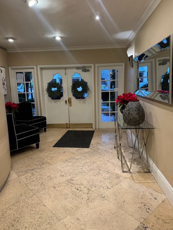 Building Photo - 8550 Holloway Dr