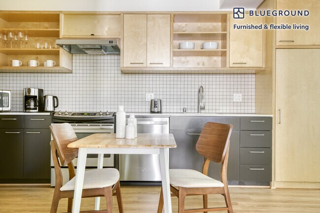 Building Photo - 6201 Hollywood Blvd