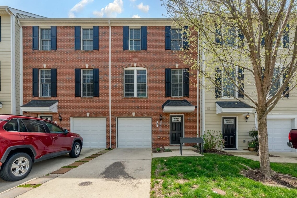 Primary Photo - 121 Parkway Ct