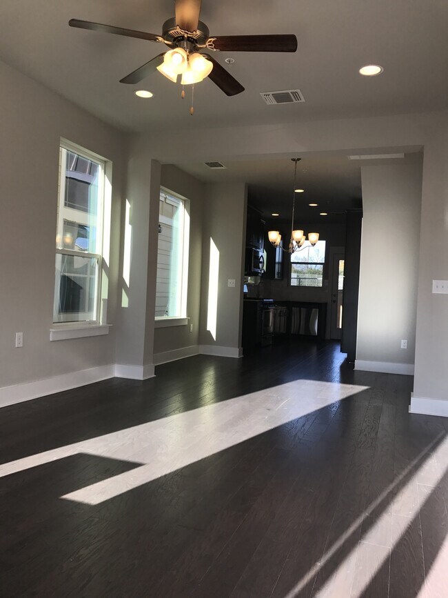Building Photo - BEAUTIFUL TOWNHOUSE IN CRESTVIEW