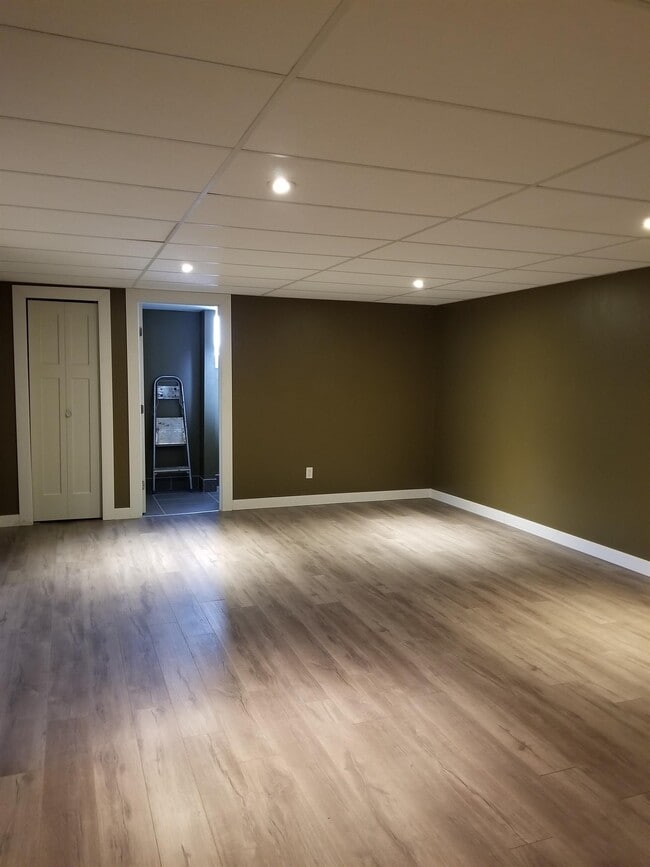 Building Photo - 2 Bed 1 Bath Unit in Olds, AB