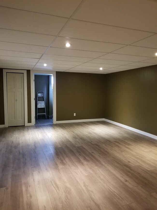 Photo du bâtiment - 2 Bed 1 Bath Unit in Olds, AB