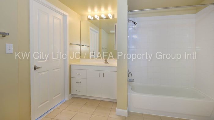 Building Photo - Luxury Apartment on the Waterfront
