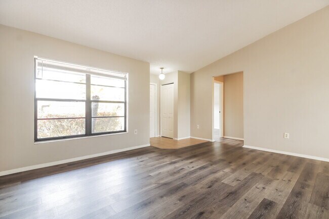 Foto del edificio - 2225 Hidden Meadows Dr E