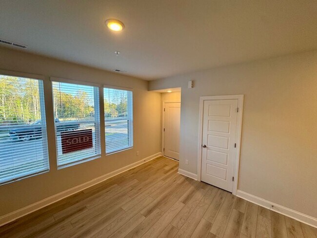 Foto del edificio - Modern Elegance in Prime North Raleigh!