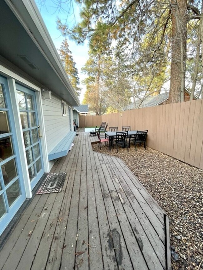 Building Photo - Cozy Westside Home with A/C and large outd...