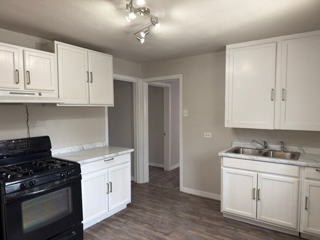 Building Photo - 1422 W Mariposa Dr