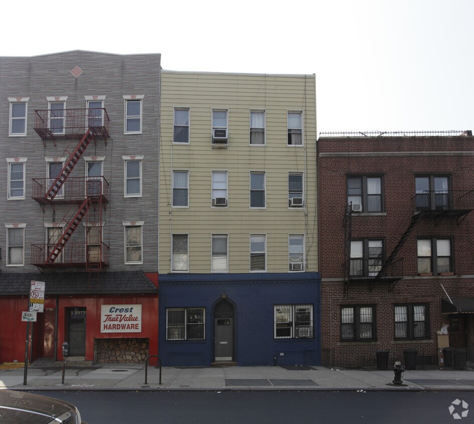 Building Photo - 552 Metropolitan Ave