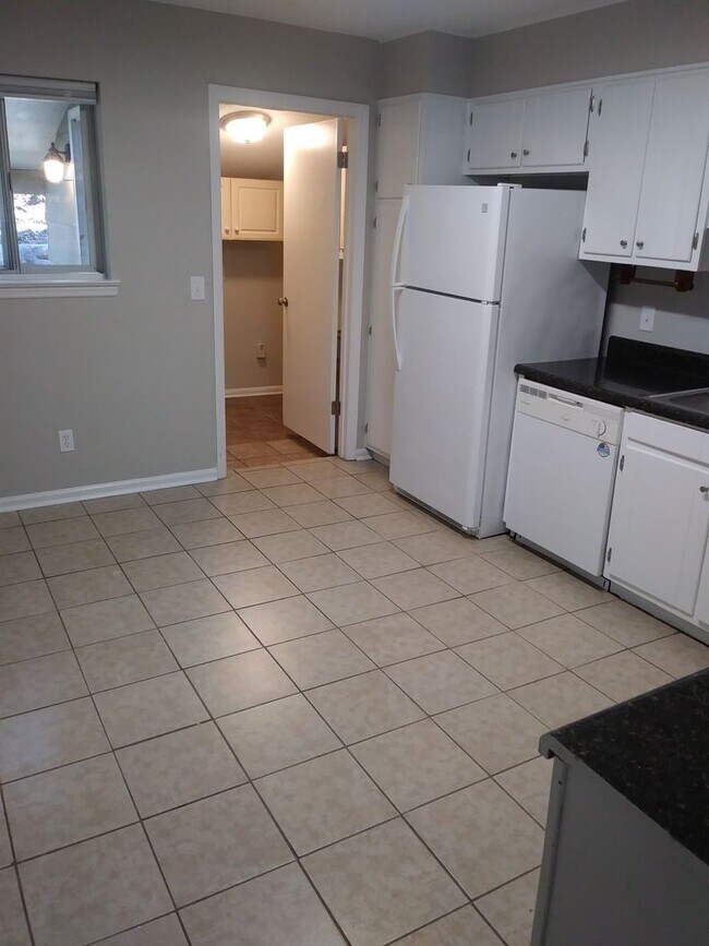 Building Photo - 2 Bed 1 Bath Duplex Conveniently Located i...