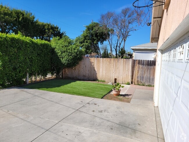 Building Photo - 10320 S Grevillea Ave