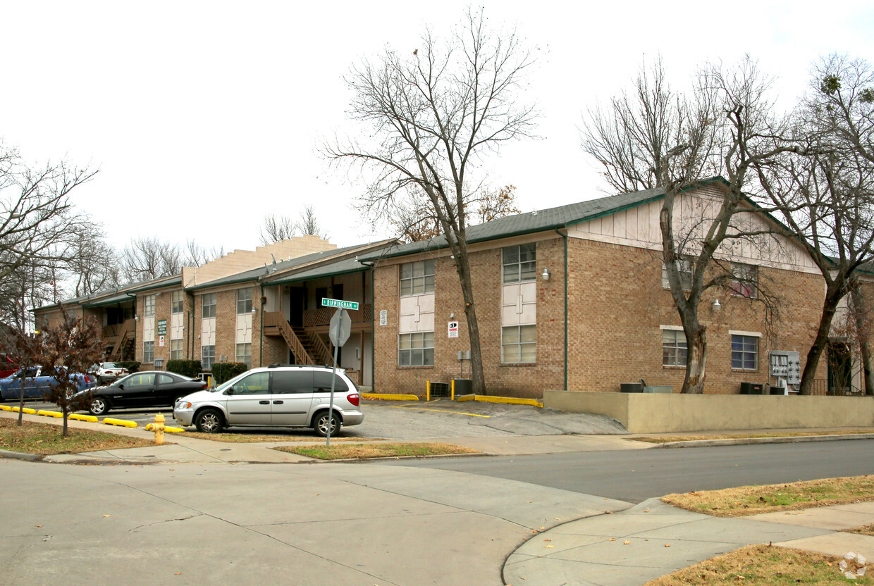 College Park - College Park Apartments