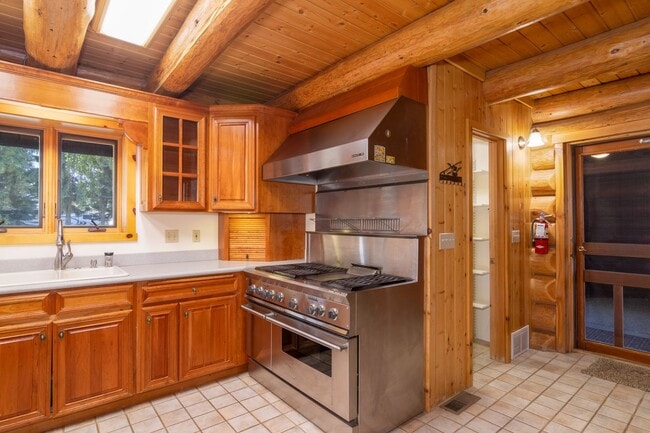 Building Photo - Luxury secondary Lake Property offering 3 beds 2.5 baths and bonus space