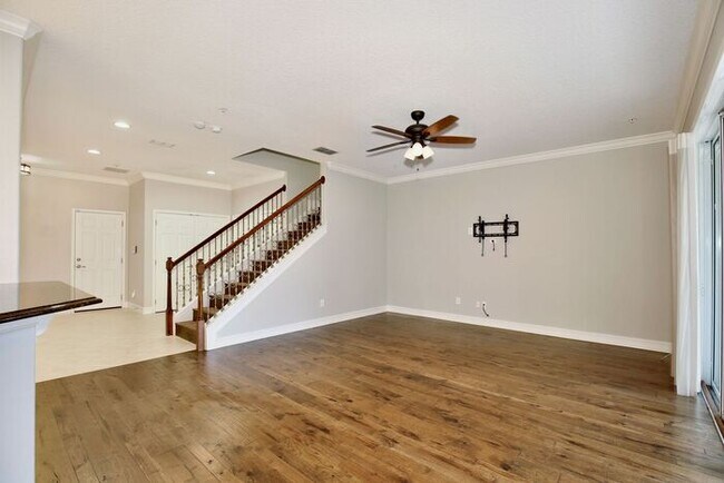 Building Photo - Beautiful 4-Bed 2.5 Bath Townhome with 2-Car Garage in Desirable Golf Course Eagle Creek/Lake Non...