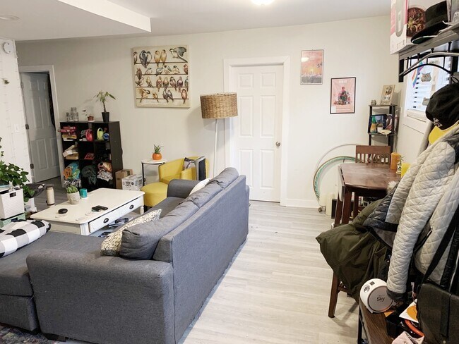 Photo - 732 W Roscoe St Apartment