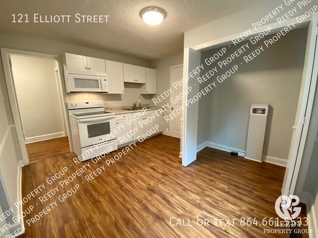 Building Photo - Centrally Located 3 bed / 1.5 bath between...
