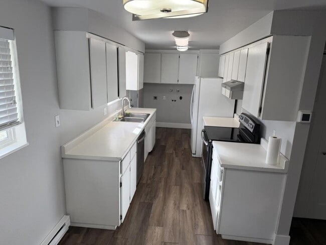 Building Photo - 908 E Violet Ave