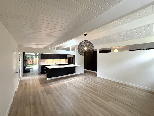 Foto del edificio - BEAUTIFUL UPDATED FOUR BEDROOM / TWO BATH ...
