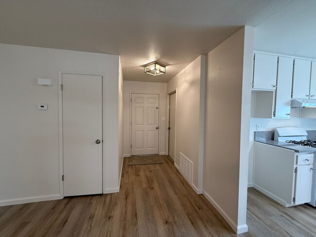 Building Photo - Updated single story near shopping and fre...