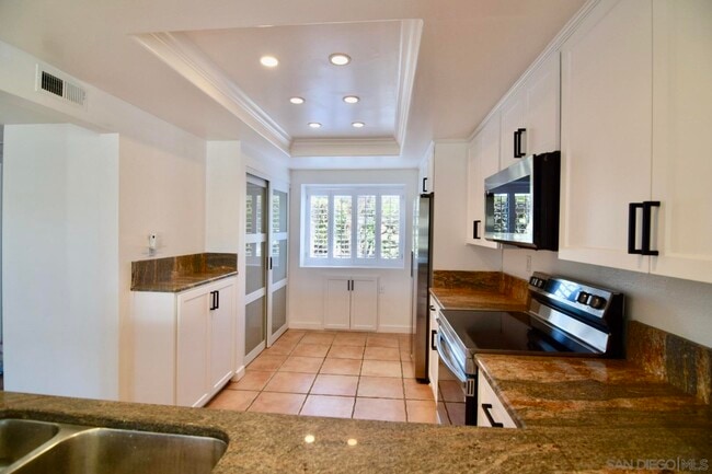 Building Photo - 2501 Navarra Dr