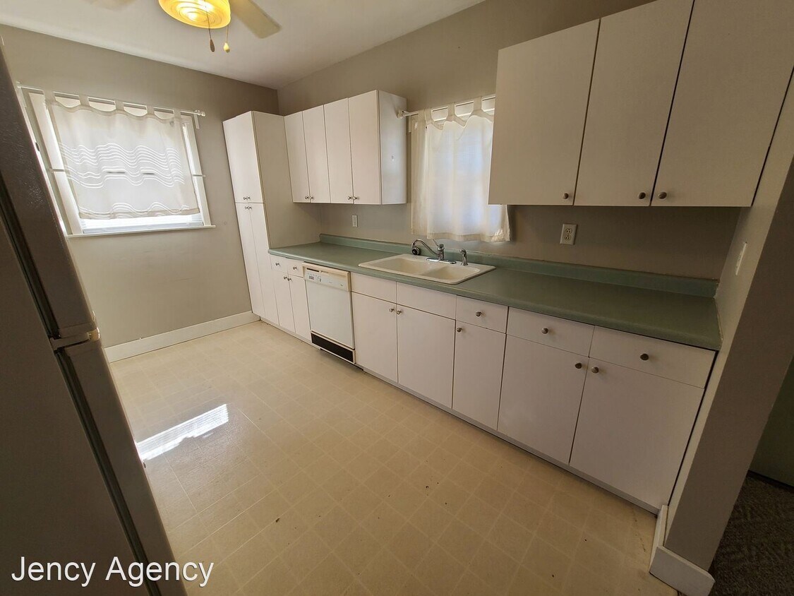 Primary Photo - 4 br, 1.5 bath House - 1121 S. Arch St.
