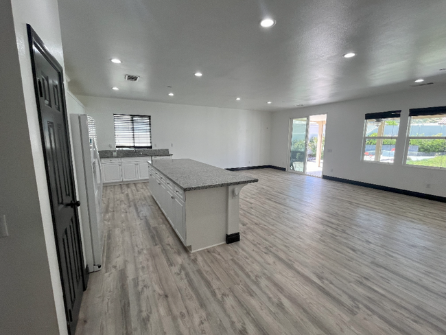 Building Photo - 376 Valencia Ct