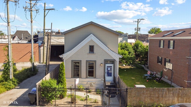 Building Photo - 2415 W Washburne Ave