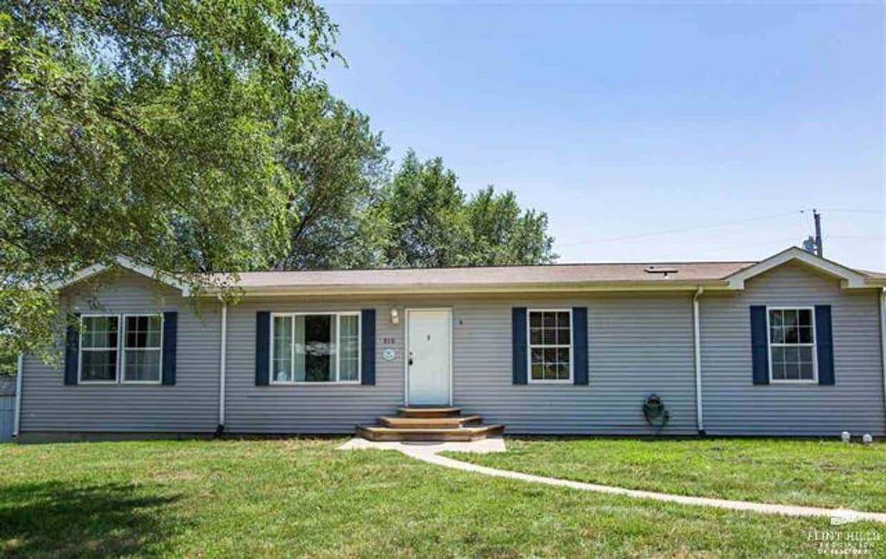 Primary Photo - Spacious 4 Bedroom Home with Basement, Clo...