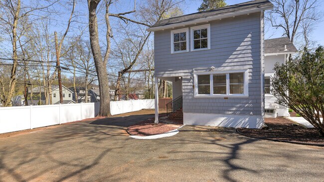 Building Photo - 307 Vose Ave