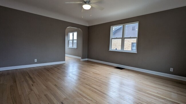 Foto del edificio - SUPER CUTE 2 or 3 BEDROOM HOME + GARAGE IN QUIET EDGEWATER NEIGHBORHOOD!