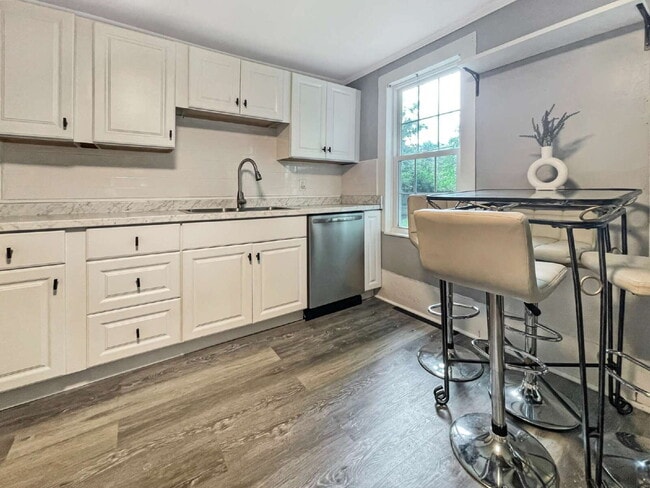 Building Photo - Seeking a roommate for a 2 bdr, 2 bath low...