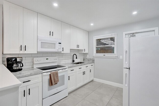 Foto del edificio - 901 SE 14th Ct