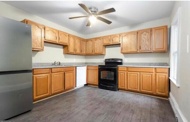 Building Photo - 533 W Stephen St